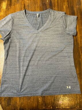 Under Armour Women’s Heathered Gray V-Neck Performance Tee